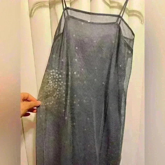 Express World brand size 1/2 woman's dress. Thin straps, 3 layers.
Zip back > - Picture 4 of 12